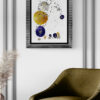 Misen en scéne de l''œuvre originale certifiée pièce unique La Lune aux étoiles. C'est un tableau moderne aux couleurs vives avec des nuances du bleu foncé, d'or et d'argent.