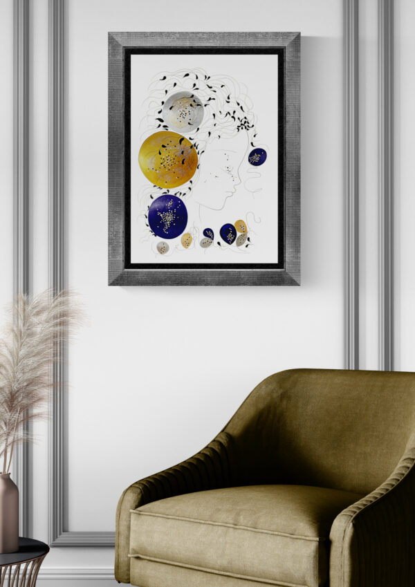 Misen en scéne de l''œuvre originale certifiée pièce unique La Lune aux étoiles. C'est un tableau moderne aux couleurs vives avec des nuances du bleu foncé, d'or et d'argent.