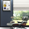 Misen en scéne de l''œuvre originale certifiée pièce unique La Lune aux étoiles. C'est un tableau moderne aux couleurs vives avec des nuances du bleu foncé, d'or et d'argent.