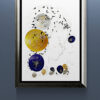 Misen en scéne de l''œuvre originale certifiée pièce unique La Lune aux étoiles. C'est un tableau moderne aux couleurs vives avec des nuances du bleu foncé, d'or et d'argent.