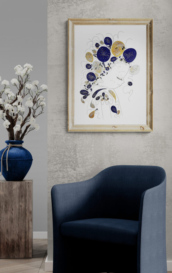 Mise en scène dans un petit coin salon, au dessus d'un fauteuil en tissu bleu foncé, le tableau "Luna" de la série picutrale "Ad Astra".