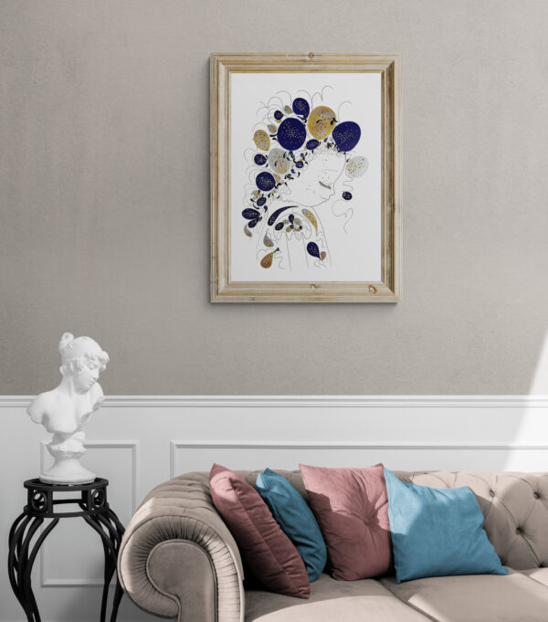 Mise en scène dans un salon, au dessus d'un petit canapé en tissu, le tableau "Luna" de la série picutrale "Ad Astra".