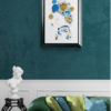 Misen en scéne de l''œuvre originale certifiée pièce unique Sole. C'est un tableau moderne aux couleurs vives avec des nuances du bleu et d'or.