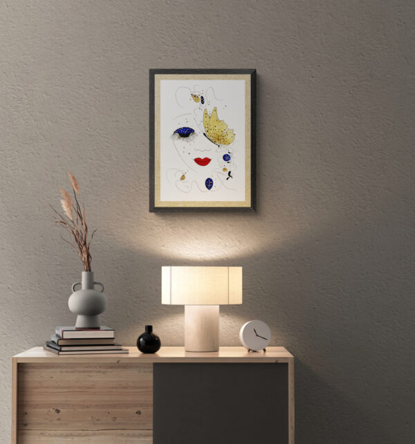 Mise en scène du tableau Adage d'Or de la série picturale Arabesque. Le tableau contemporain est accroché au dessus d'un petit meuble de bois sur lequel repose une abat-jour.