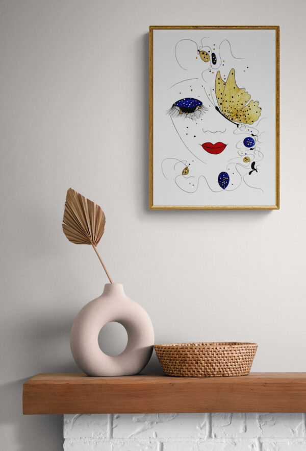 Mise en scène du tableau Adage d'Or de la série picturale Arabesque. Le tableau contemporainest est accroché au dessus d'une étagère sur laquelle reposent des décorations modernes.