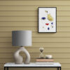 Mise en scène du tableau Adage d'Or de la série picturale Arabesque. Le tableau moderne est accroché sur un mur en bois de couleur marron clair et au dessus d'un petit meuble sur lequel repose une lampe de chevet.