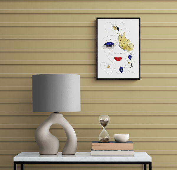 Mise en scène du tableau Adage d'Or de la série picturale Arabesque. Le tableau moderne est accroché sur un mur en bois de couleur marron clair et au dessus d'un petit meuble sur lequel repose une lampe de chevet.