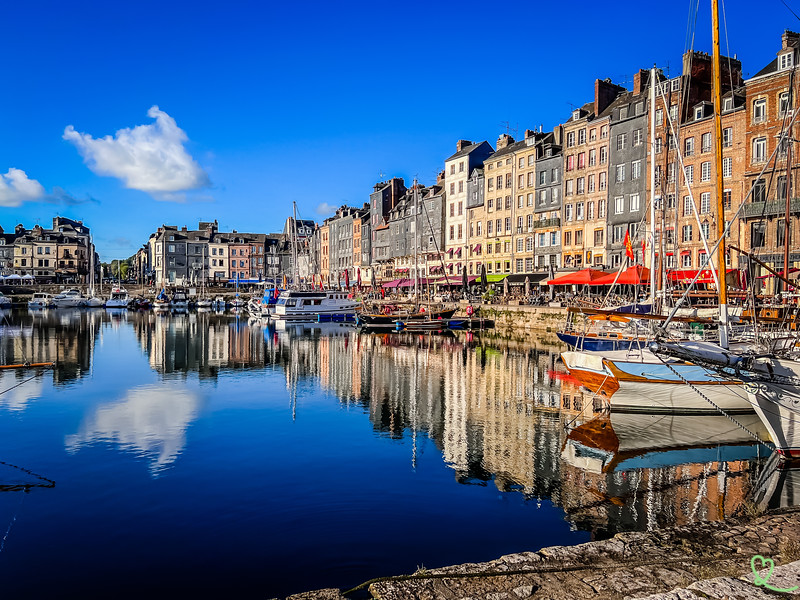 Le port d'Honfleur, ville emblématique où se trouve la galerie secrets d'artistes