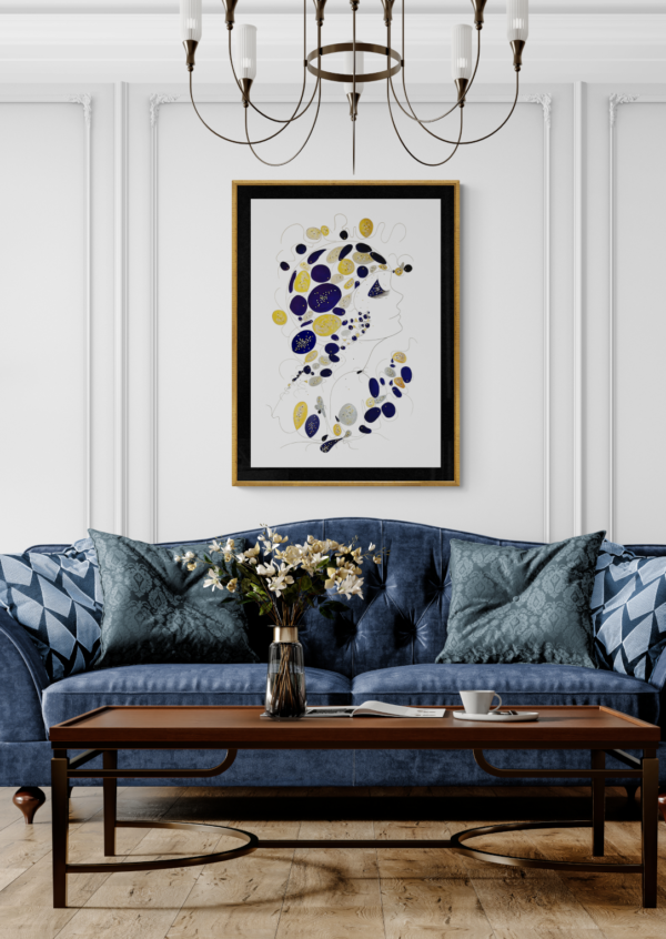 Mise en scéne de l'œuvre originale certifiée pièce unique Happy Days. Peinture Acrylique avec pigments irisés or et argent. C'est un tableau moderne avec des couleurs vives bleu foncé, or et Argent.