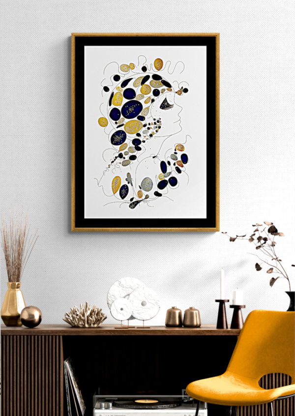 Mise en scéne de l'œuvre originale certifiée pièce unique Happy Days. Peinture Acrylique avec pigments irisés or et argent. C'est un tableau moderne avec des couleurs vives bleu foncé, or et Argent.