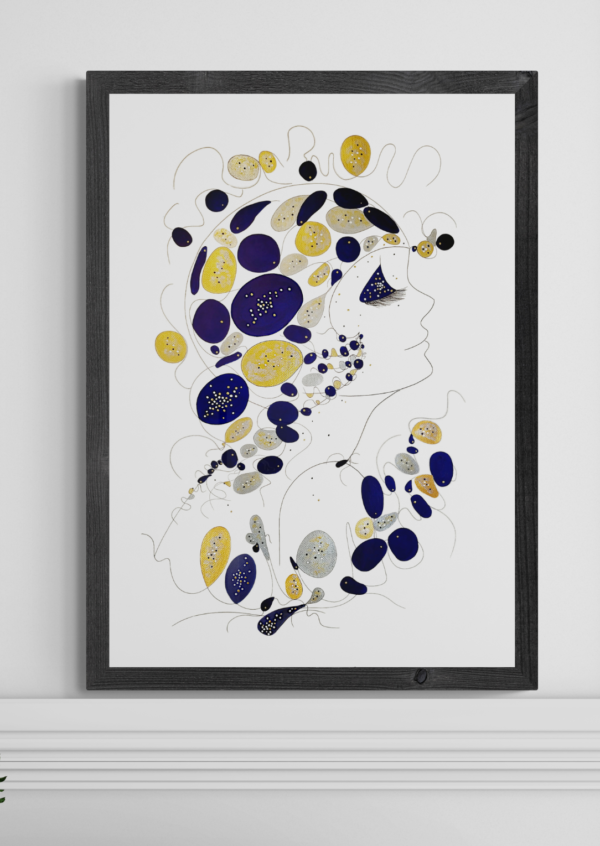 Mise en scéne de l'œuvre originale certifiée pièce unique Happy Days. Peinture Acrylique avec pigments irisés or et argent. C'est un tableau moderne avec des couleurs vives bleu foncé, or et Argent.