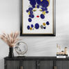 Mise en scéne de l'œuvre originale certifiée pièce unique Blue Dream. Peinture Acrylique avec pigments irisés or et argent. C'est un tableau moderne avec des couleurs vives bleu foncé, or et Argent.
