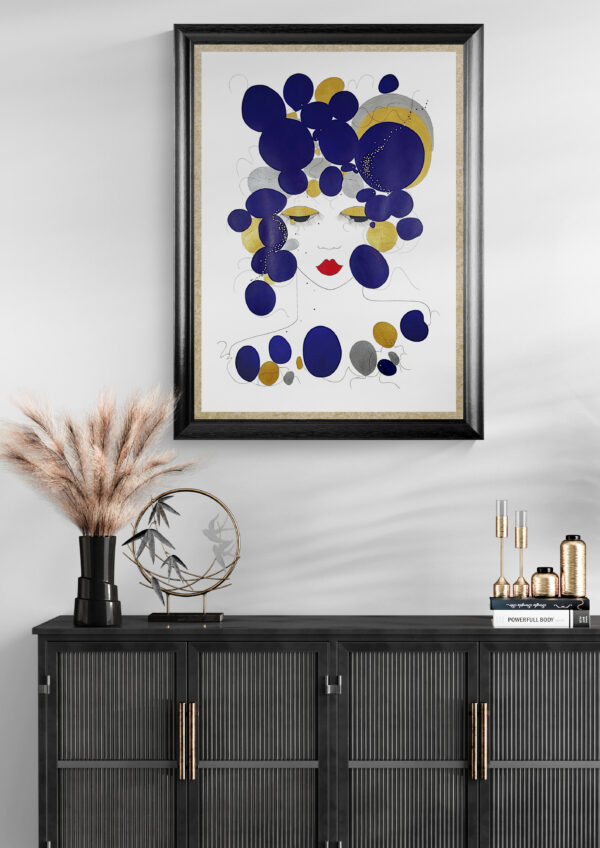 Mise en scéne de l'œuvre originale certifiée pièce unique Blue Dream. Peinture Acrylique avec pigments irisés or et argent. C'est un tableau moderne avec des couleurs vives bleu foncé, or et Argent.