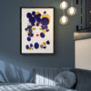 Mise en scéne de l'œuvre originale certifiée pièce unique Blue Dream. Peinture Acrylique avec pigments irisés or et argent. C'est un tableau moderne avec des couleurs vives bleu foncé, or et Argent.