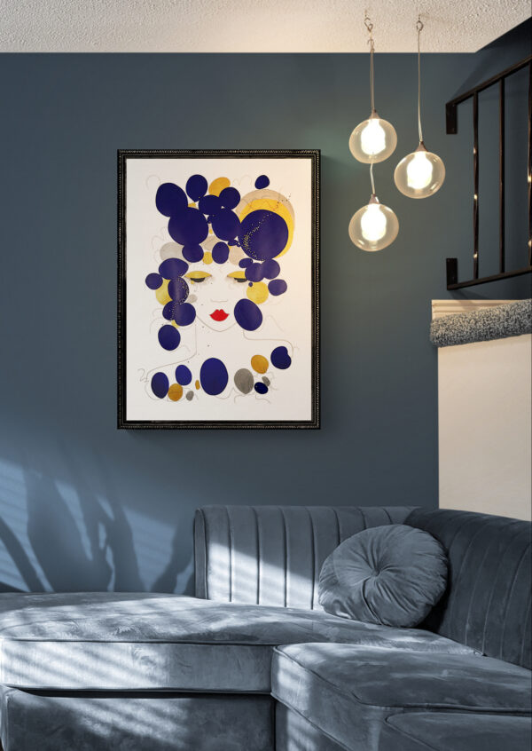 Mise en scéne de l'œuvre originale certifiée pièce unique Blue Dream. Peinture Acrylique avec pigments irisés or et argent. C'est un tableau moderne avec des couleurs vives bleu foncé, or et Argent.