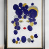 Mise en scéne de l'œuvre originale certifiée pièce unique Blue Dream. Peinture Acrylique avec pigments irisés or et argent. C'est un tableau moderne avec des couleurs vives bleu foncé, or et Argent.