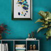 Mise en scéne de l'œuvre originale certifiée pièce unique Acqua Chiara. Peinture Acrylique avec pigments irisés or et argent. C'est un tableau moderne avec des couleurs vives bleu foncé et bleu clair, or et Argent.