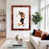 Salon moderne avec canapé gris, table basse en bois et grand tableau, Horizon Suspendu de l'Artiste Alessandra Viotti-Gilabert, encadré de rouge représentant une femme stylisée